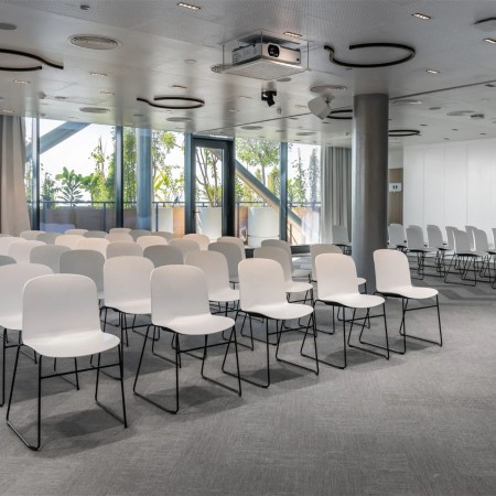 Salle de réunion, conférence avec chaises blanches en plastique et acier - Relief