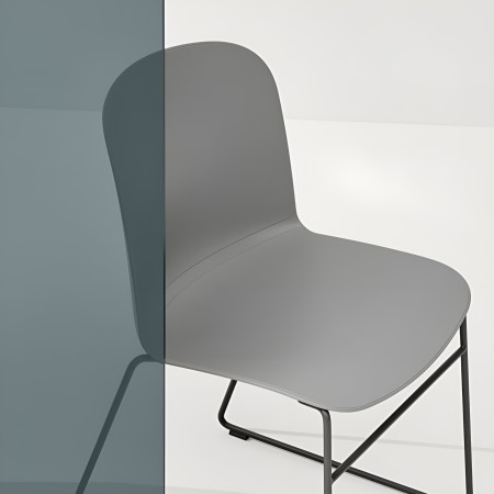 Assise de la chaise Relief en gris - salle de réunion avec piètement traîneau noir