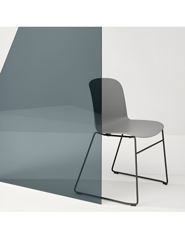 Chaise empilable en plastique gris - pieds en métal peint mat pour bureau et salles - Relief