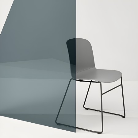 Chaise empilable en plastique gris - pieds en métal peint mat pour bureau et salles - Relief