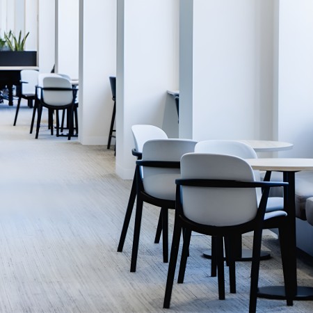 Chaise Relief en bois avec accoudoirs - ambiance moderne raffinée restauration