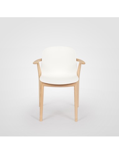 Chaise Relief avec accoudoirs en bois naturel et coque blanche en plastique confortable