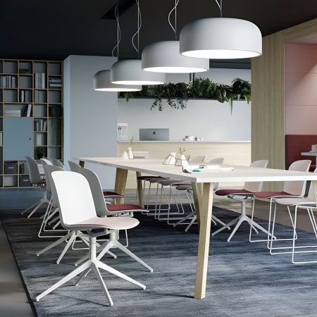 Chaise pivotante Relief avec assise tapissée bleue et coque noire sur base aluminium noire 4 branches 2