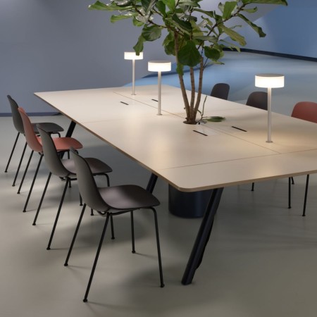 chaise Pure Loop Mono rouge brique en plastique avec piètement noir – vue de profil 2