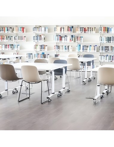 Chaise Pure Loop Mono en plastique et acier dans une bibliothèque