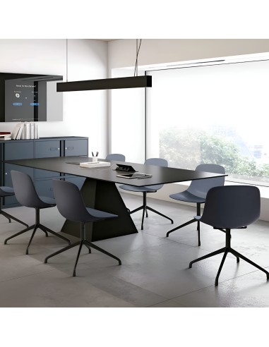 Salle de réunion avec chaise Pure Loop Mono piètement étoile en noir