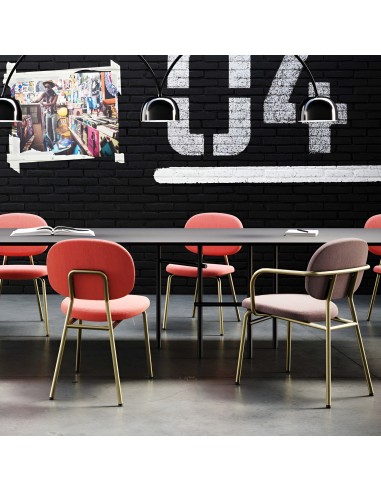 Chaise Tondina Fat 4 pieds avec accoudoirs, tissu beige, structure laiton antique en salle d'attente