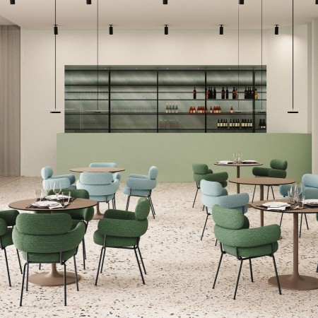 Chaise Takumi – Design moderne avec assise tissu rembourrée et accoudoirs intégrés 2