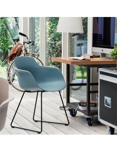 Chaise Sicla avec accoudoirs en plastique bleu et piètement traîneau en acier noir