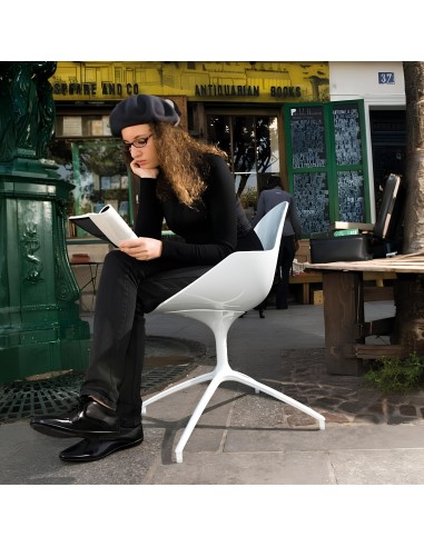 Chaise cookie enveloppante en plastique et métal pivotante