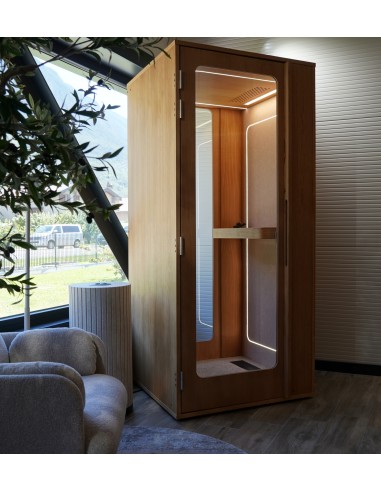 Cabine acoustique individuelle Haven One en bois, style scandinave, installée dans un bureau moderne