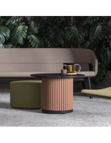 Table basse PARTHOS dans un espace détente – design chaleureux avec colonne feutre
