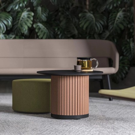 Table basse PARTHOS dans un espace détente – design chaleureux avec colonne feutre