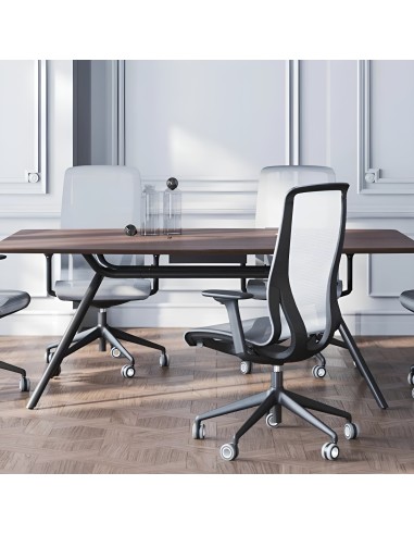 Table de réunion ARQUS en bois avec chaises ergonomiques noires et blanches sur parquet