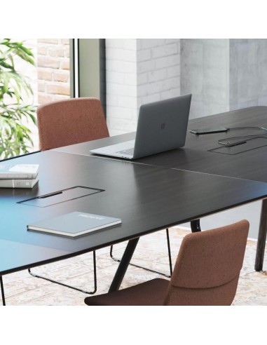 Table de conférence ARQUS noire avec chaises TWIST&SIT et connectique intégrée