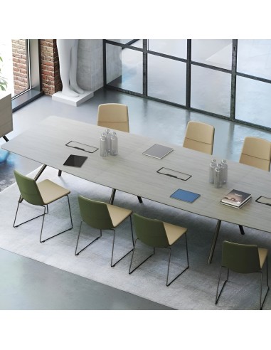 Grande table ARQUS avec chaises TWIST&SIT vertes et beiges en salle de réunion vitrée