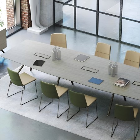 Grande table ARQUS avec chaises TWIST&SIT vertes et beiges en salle de réunion vitrée