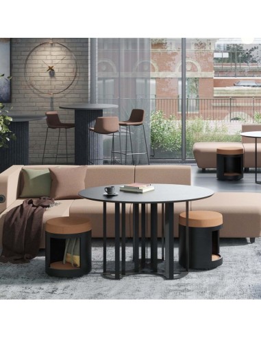 Salon lounge avec table basse ronde noire, tabourets marron et canapé beige moderne