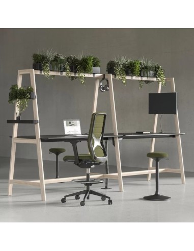 Table de réunion NOVA Wood avec étagère intégrée et plantes vertes suspendues