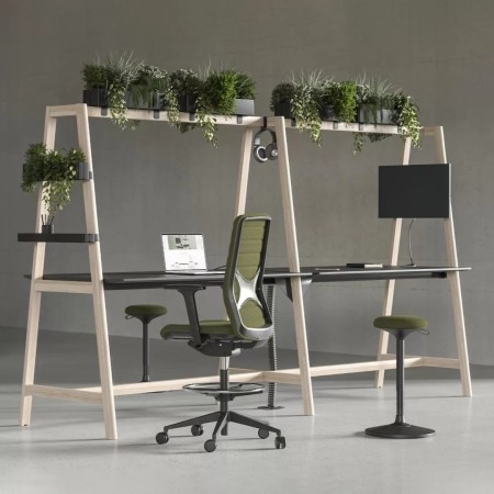 Table de réunion NOVA Wood avec étagère intégrée et plantes vertes suspendues