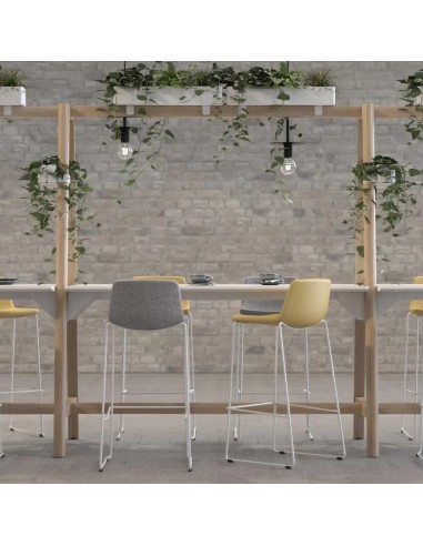 Table haute NOVA Wood avec chaises jaunes et grises et jardinières suspendues