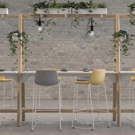 Table haute NOVA Wood avec chaises jaunes et grises et jardinières suspendues