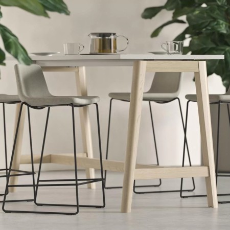 Table haute NOVA WOOD bois clair avec tabourets hauts gris design