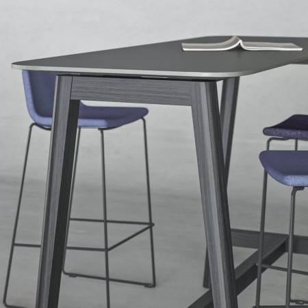 Table haute NOVA WOOD finition gris foncé avec tabourets hauts design