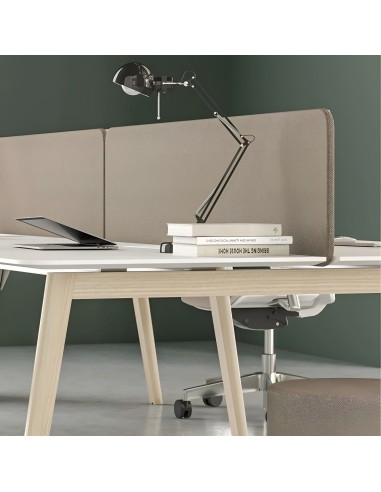 Bureau NOVA Wood blanc avec cloison acoustique et piètement bois clair.
