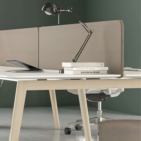Bureau NOVA Wood blanc avec cloison acoustique et piètement bois clair.