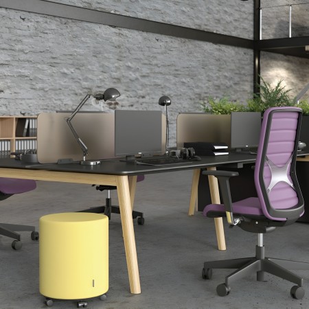 Bureau bench noir avec pieds en bois clair et écrans de séparation marron Nova Wood 2