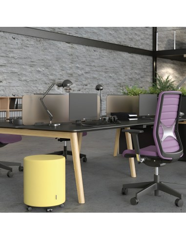 Bureaux open space avec plateau noir, chaises violettes et cloisons en verre fumé à Schwyz.