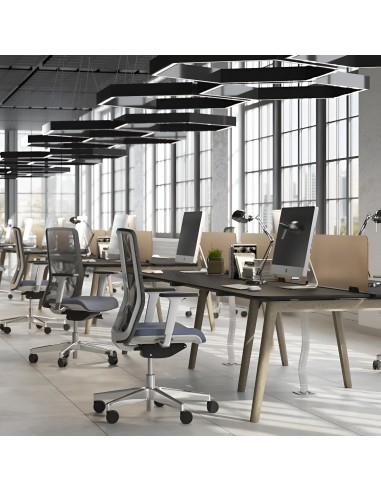 Open space avec bureaux noirs Nova Wood, pieds bois et chaises ergonomiques sur roulettes à Bulle.