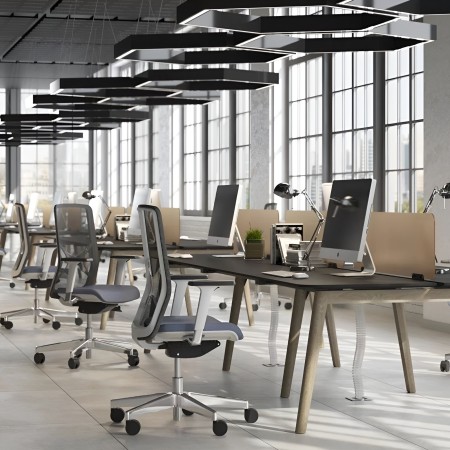 Open space avec bureaux noirs Nova Wood, pieds bois et chaises ergonomiques sur roulettes à Bulle.
