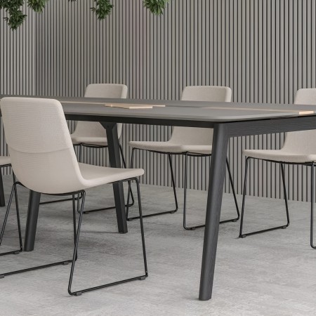 Table de réunion noir avec chaises beiges Nova Wood