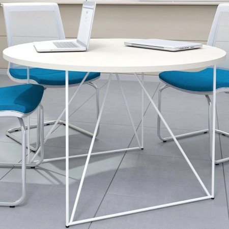 Table ronde AIR blanche avec chaises EVA bleues en salle de réunion
