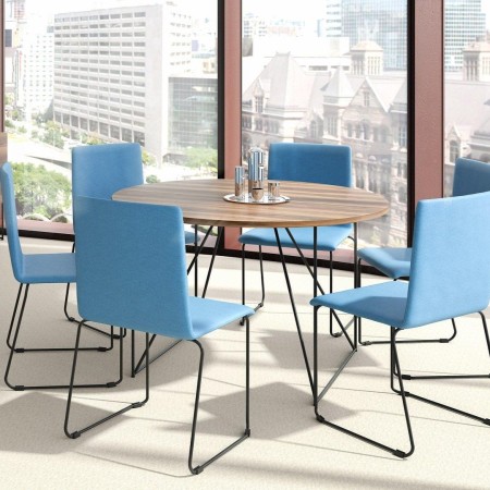 Table ronde AIR en bois avec chaises MOON bleues en salle de réunion vitrée