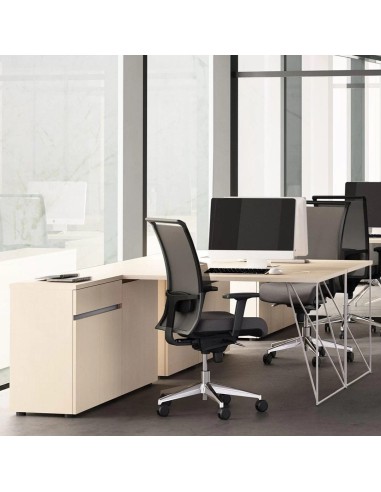 Bureau AIR moderne avec caisson latéral et chaise ergonomique en open space à Fribourg.