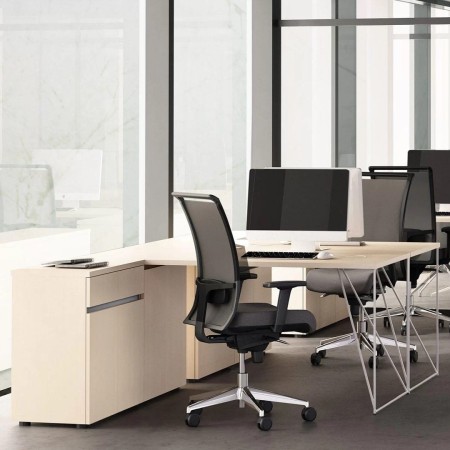 Bureau AIR moderne avec caisson latéral et chaise ergonomique en open space à Fribourg.