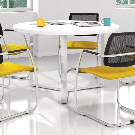 	Table ronde de réunion blanche avec chaises jaunes et noires design Plana