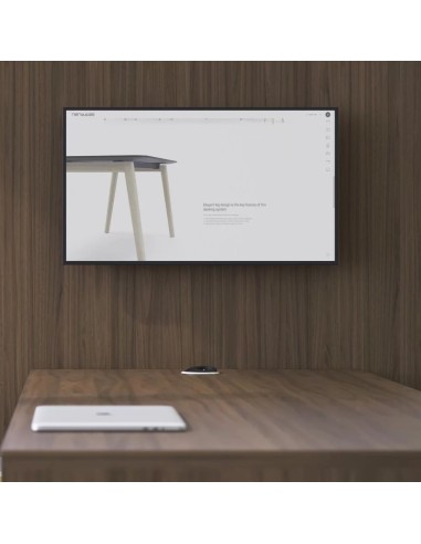 Détail d’un écran mural MEDIA dans salle de réunion avec panneau bois foncé