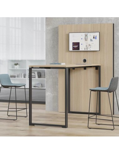 Espace coworking chaleureux avec table haute bois clair et écran mural MEDIA