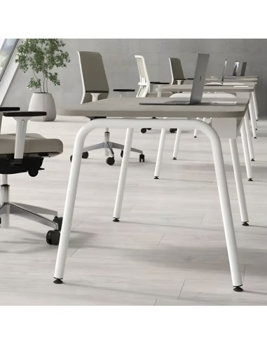 Open space moderne avec bureaux design à pieds tubulaires blancs et chaises ergonomiques ROUND