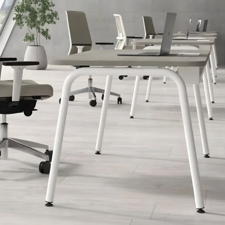 Open space moderne avec bureaux design à pieds tubulaires blancs et chaises ergonomiques ROUND