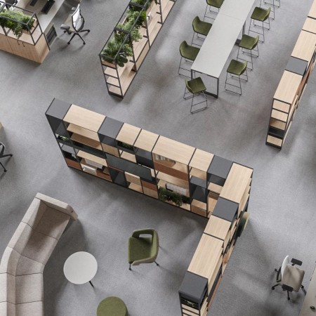 Aménagement COMBUS bureau open space avec étagères modulaires bois et chaises vertes