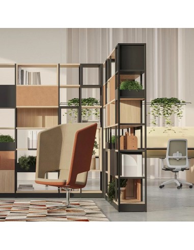 Chaise design devant étagère COMBUS modulaire noire et bois avec plantes