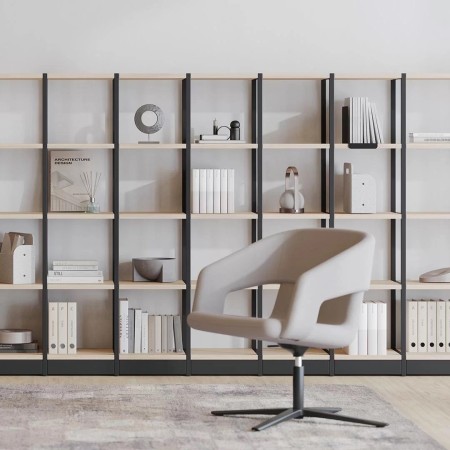 Etagère modulaire multifonctions COMBUS avec décoration derrière chaise beige
