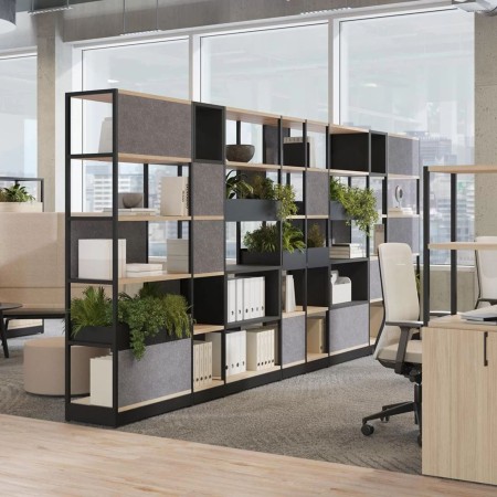 Etagères COMBUS dans un open space avec bureau et table basse