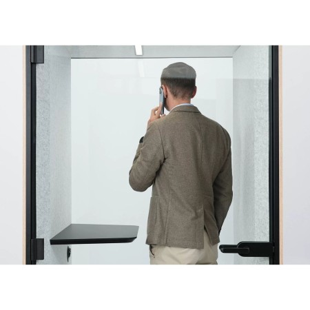 Mise en situation avec un homme au téléphone dans une cabine acoustique