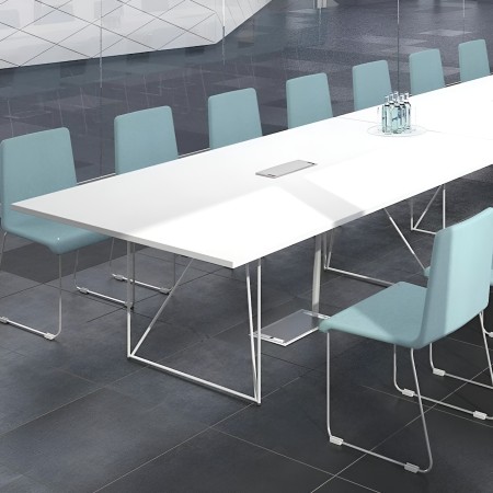 Table de conférence AIR blanche avec piètement filaire blanc et chaises bleues Moon